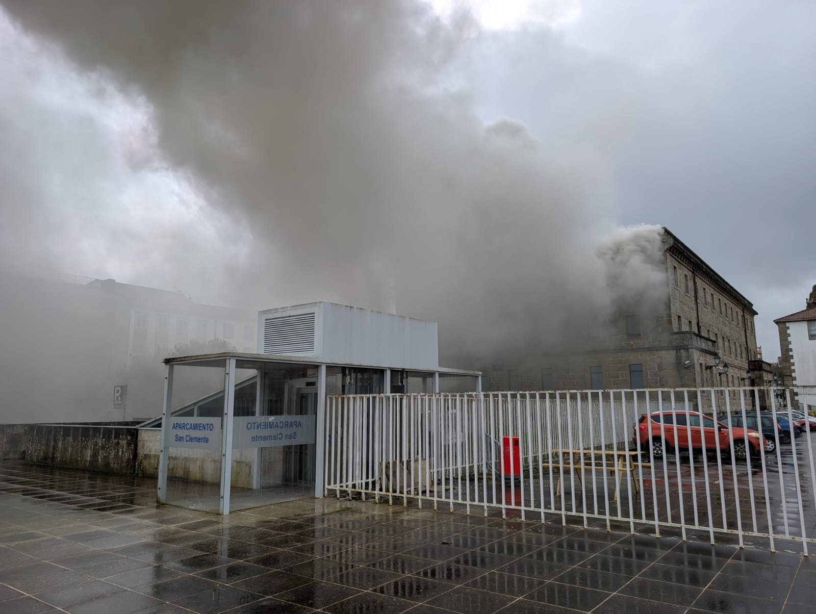 Un incendio en la comisaría de la Policía Nacional de Santiago quema neumáticos y causa una nube de "humo tóxico"