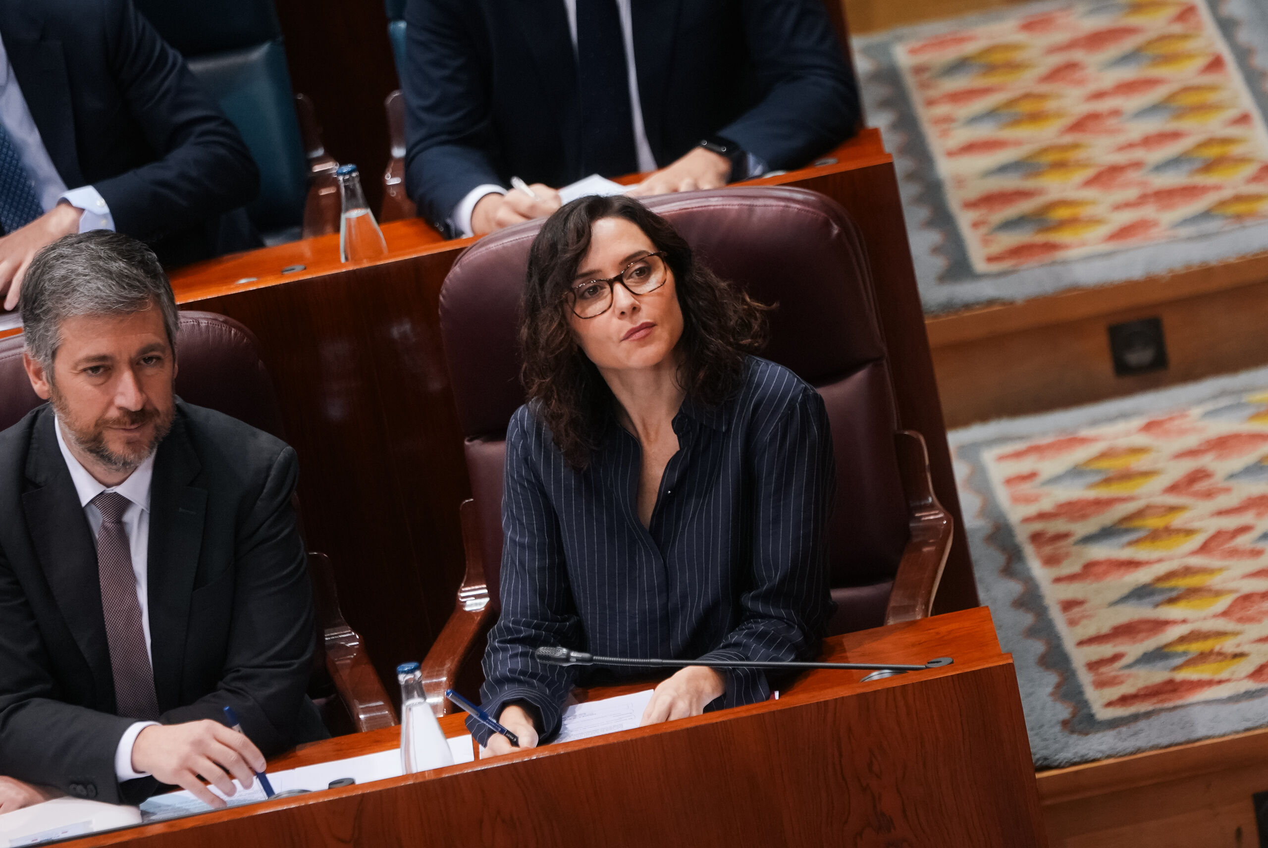 Ayuso, a Mar Espinar: "Compórtese como una parlamentaria y no como si estuviera en una taberna de puerto"