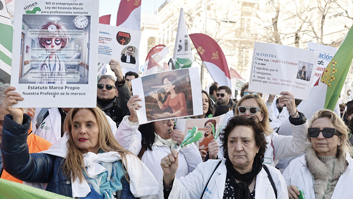 Miles de médicos exigen en Madrid la dimisión de Mónica García por su traición con el Estatuto
