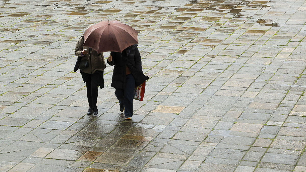 El tiempo da un vuelco: alerta naranja y rachas muy fuertes de viento este lunes