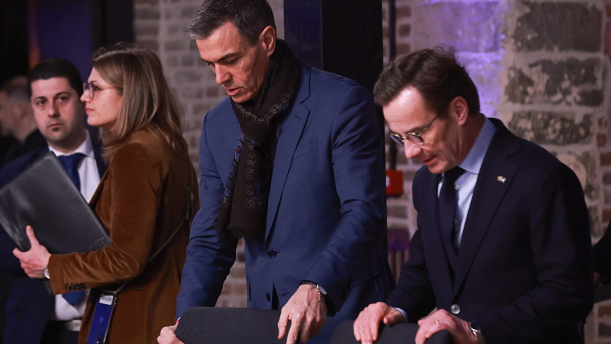 Sánchez se hunde mientras Vox dobla sus escaños, según dos encuestas