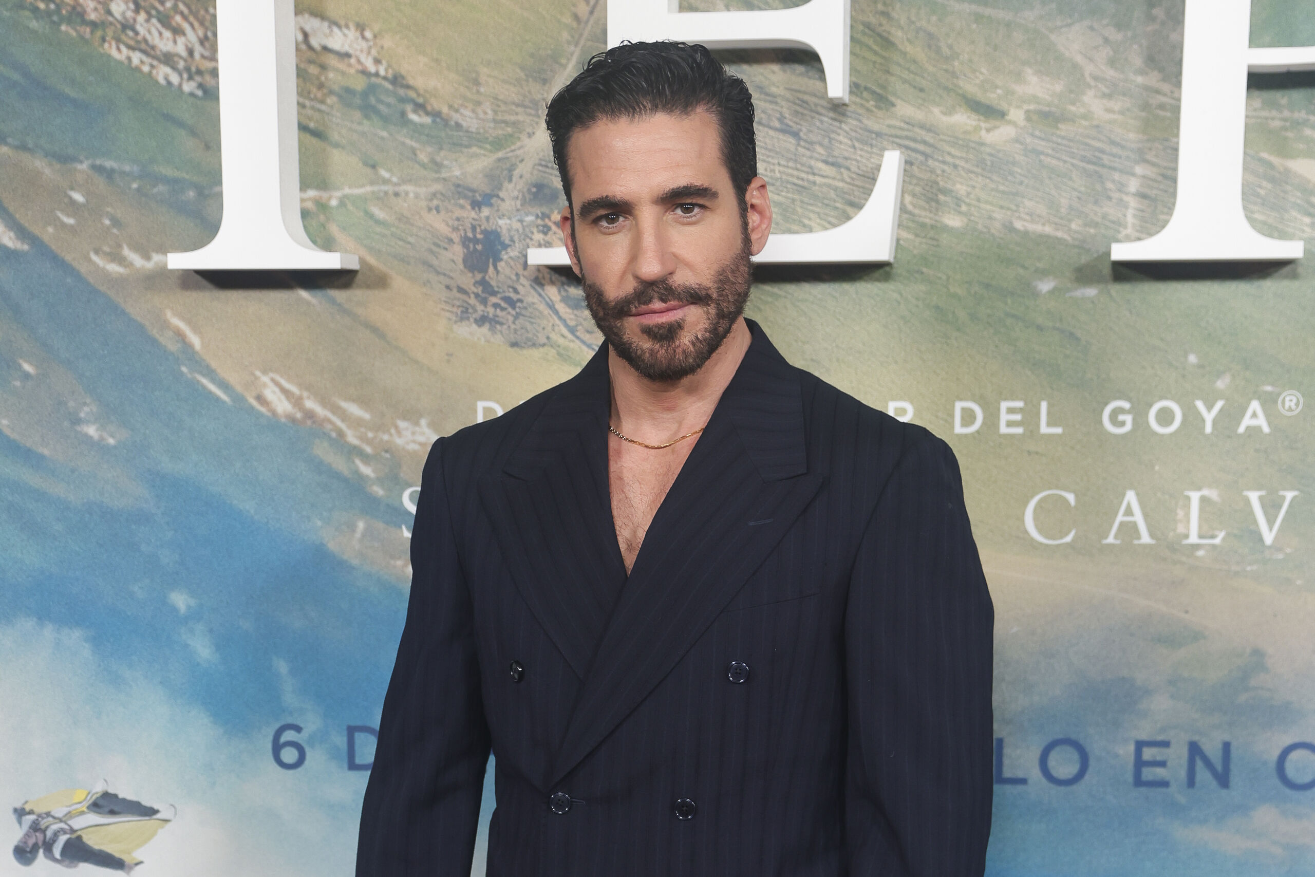 Miguel Ángel Silvestre revoluciona las redes montando a caballo sin camiseta