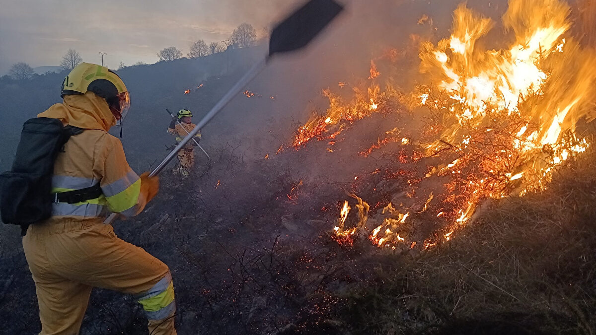 Cantabria no descarta activar el nivel 1 de emergencia ante la oleada de incendios provocados