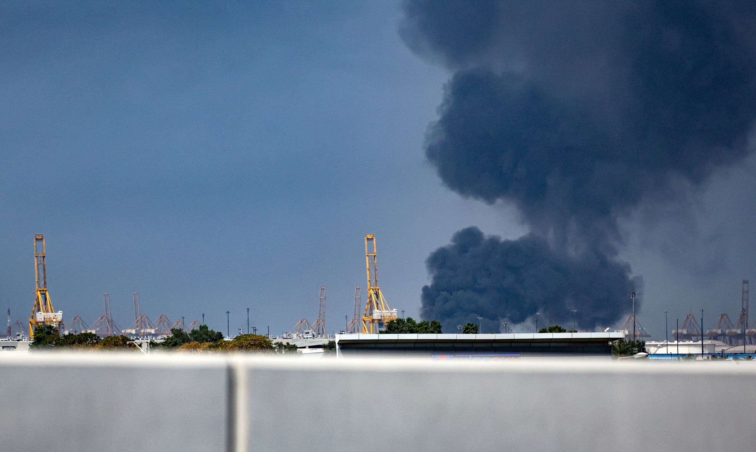 Un dron iraní causa un gran incendio en instalaciones petroleras de Emiratos Árabes Unidos