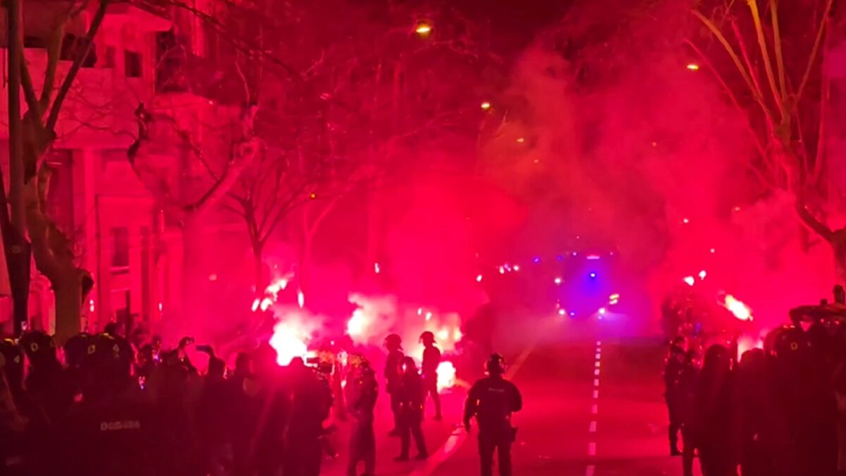 Ultras del Barcelona rompen una luna del autobús del Atlético a su llegada al Camp Nou