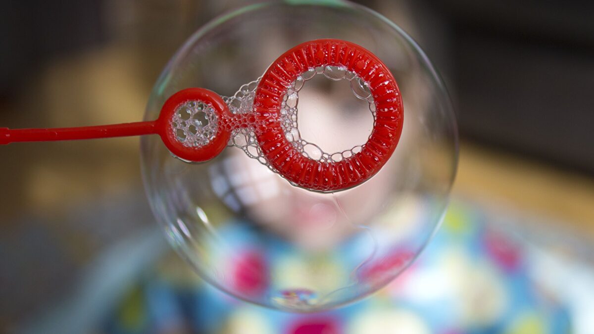 La lección de física oculta en una simple burbuja de jabón