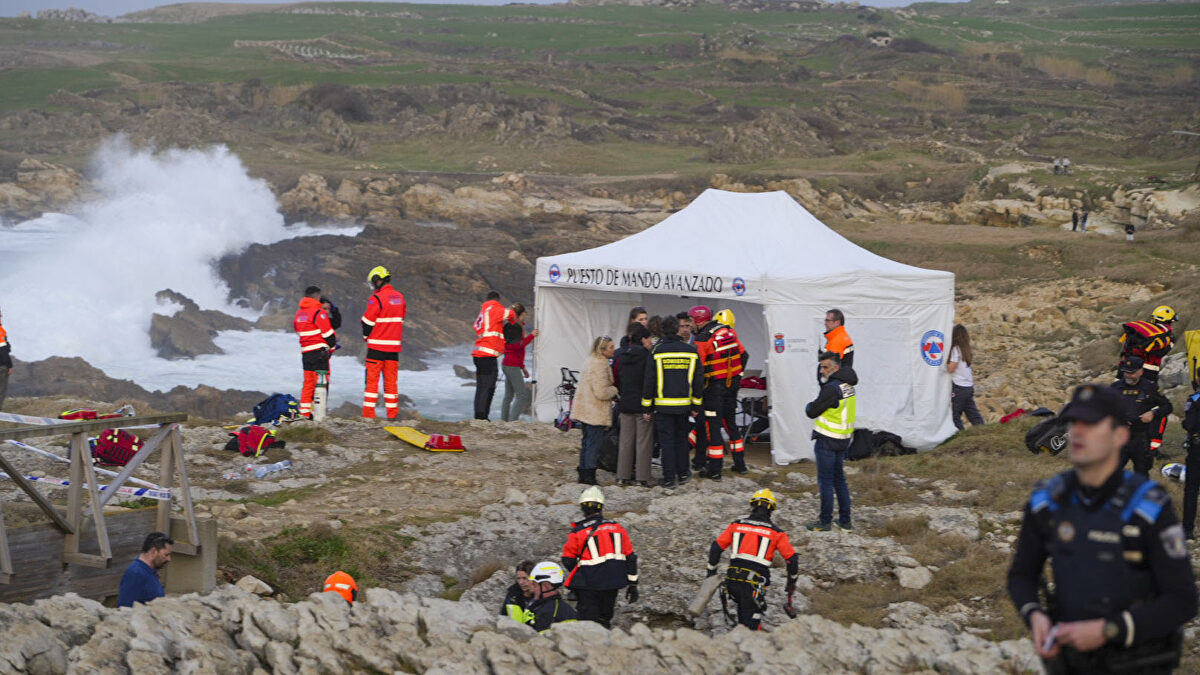 Cinco muertos y un desaparecido tras el derrumbe de una pasarela en la playa de El Bocal en Santander