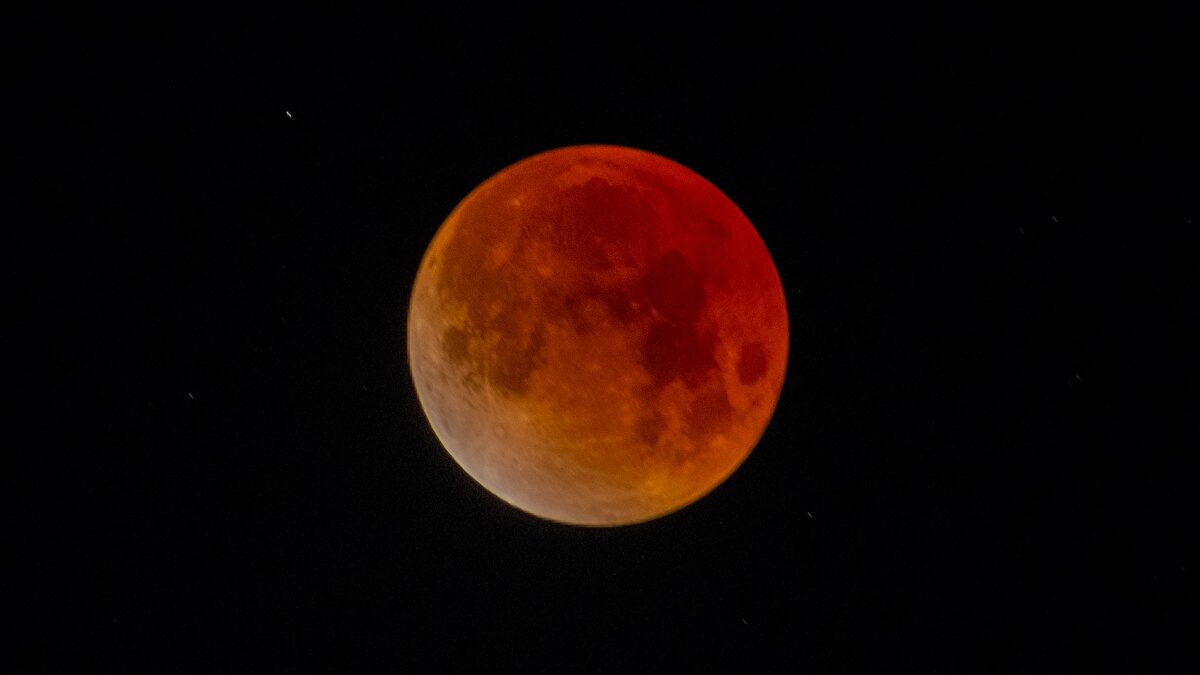 Espectacular "Luna de sangre" como preludio al histórico eclipse solar en España
