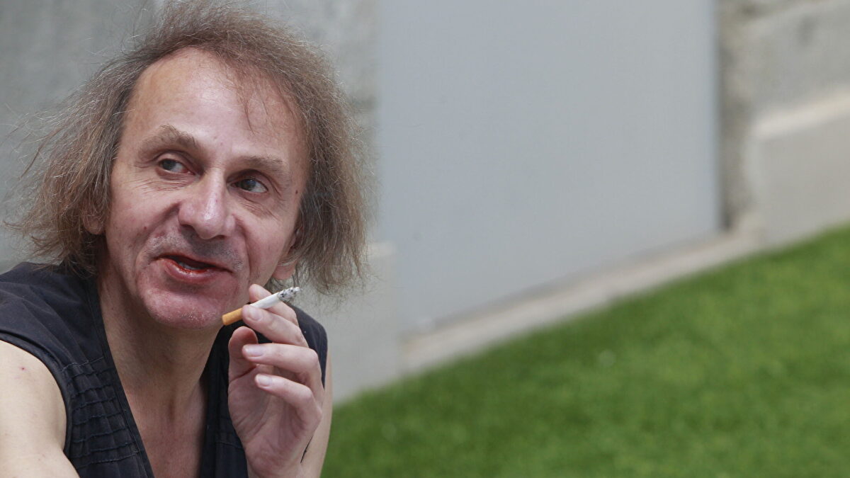 A medio camino del pop y la 'chanson': así es el nuevo disco de Michel Houellebecq