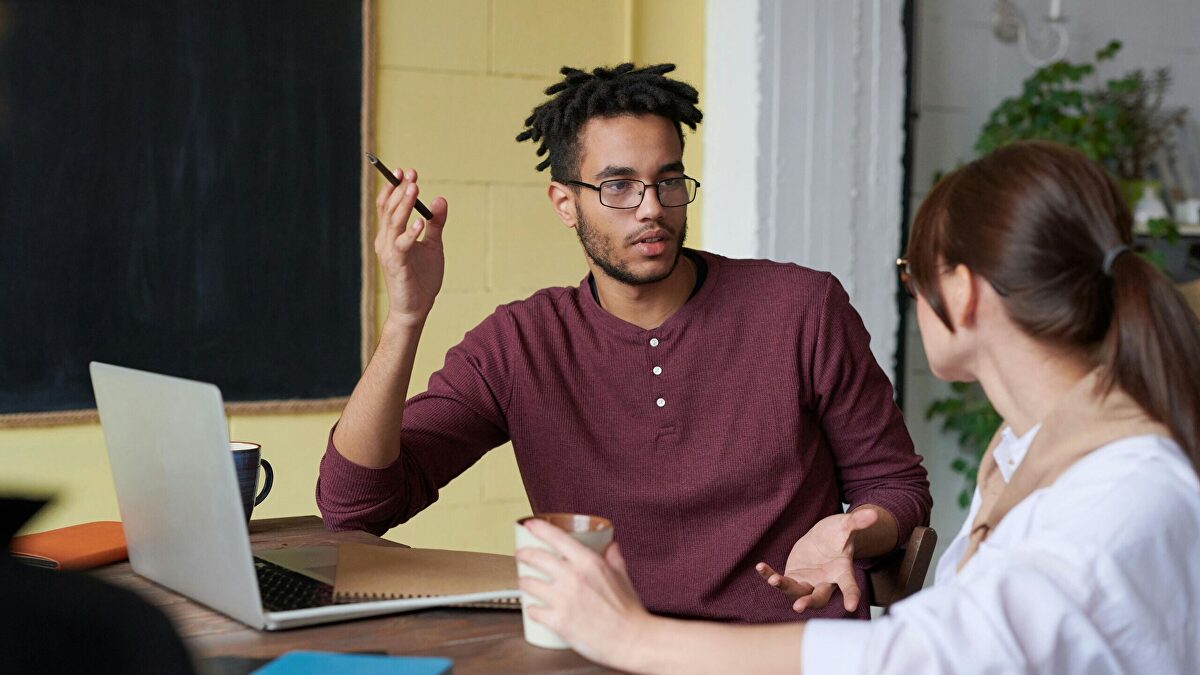 ¿Por qué casi nadie escucha hoy? La sorprendente razón que arruina tus conversaciones