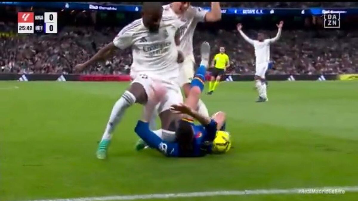 El brutal rodillazo de Rüdiger a Diego Rico que ni el árbitro ni el VAR sancionaron