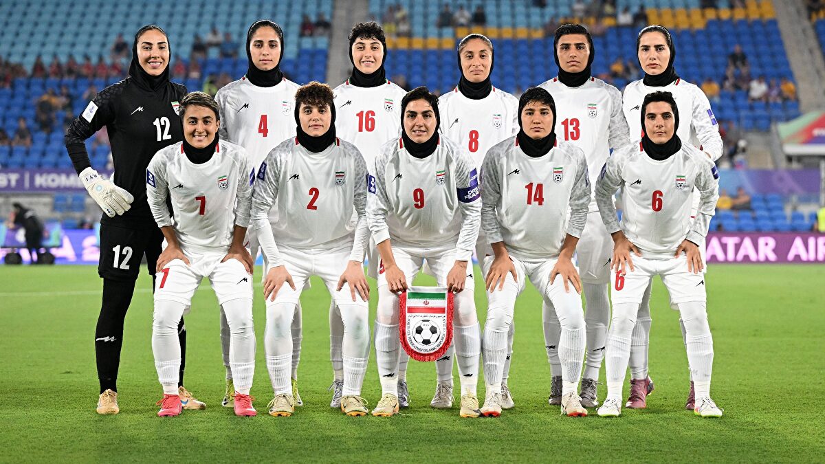 Las futbolistas de Irán desafían a los ayatolas y se niegan a entonar el himno del régimen