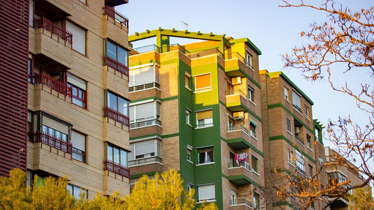 El escudo a los inquiokupas de Sánchez dispara los impagos: la deuda media roza los 8.500 euros