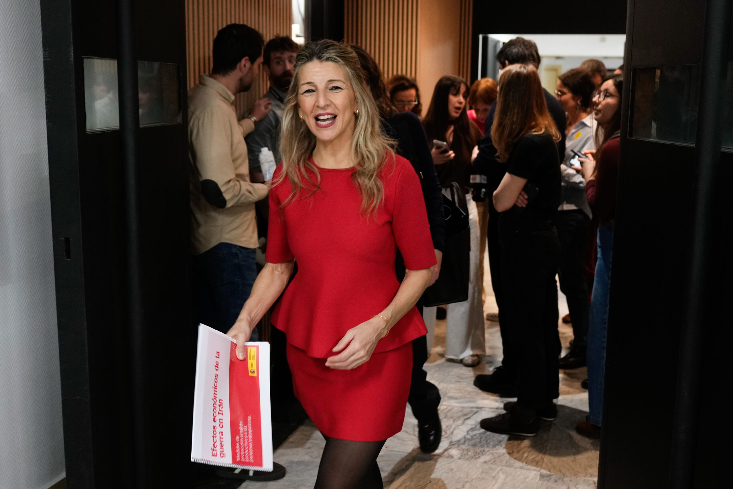 Llega el tsunami de la IA y Díaz amenaza con multas de 250.000 euros por tener becarios: ¿qué podría salir mal?