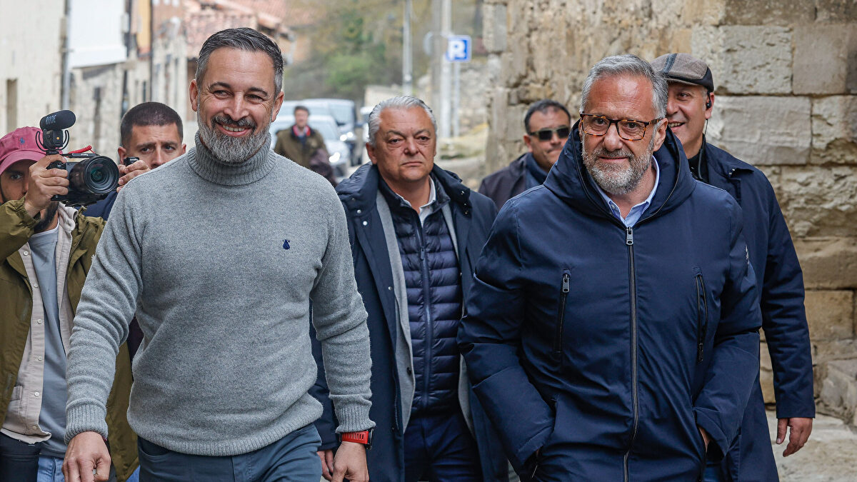 El rechazo a Guardiola en Extremadura y la crisis interna pasan factura a Vox en CyL según trackings de partidos