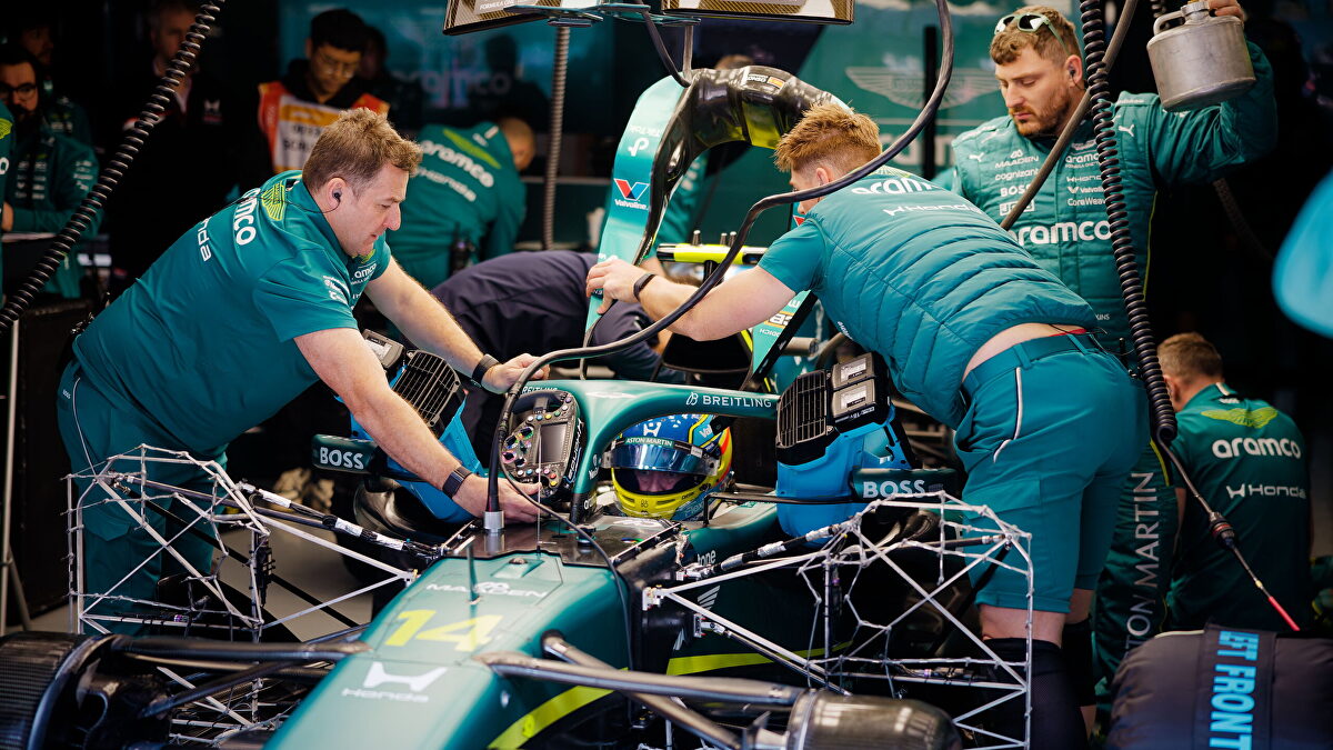 Russell empieza paseándose en un día aciago para Alonso y Sainz