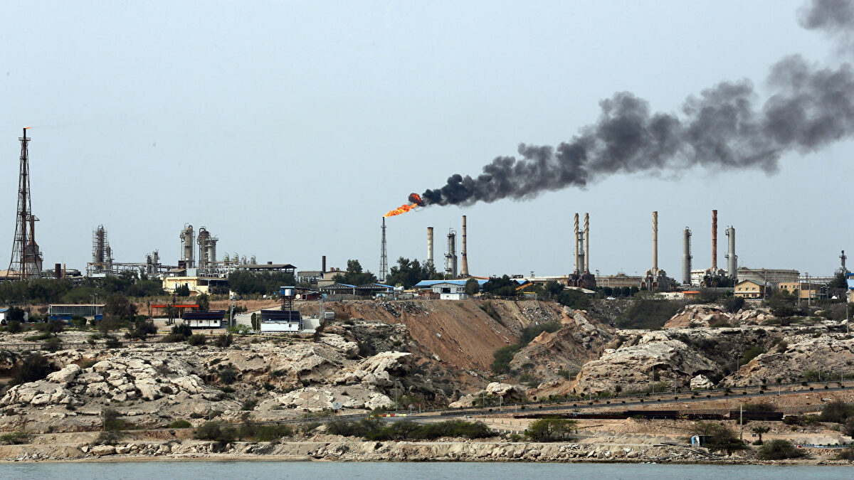 EEUU bombardea Jarg, la "joya" petrolera de Irán