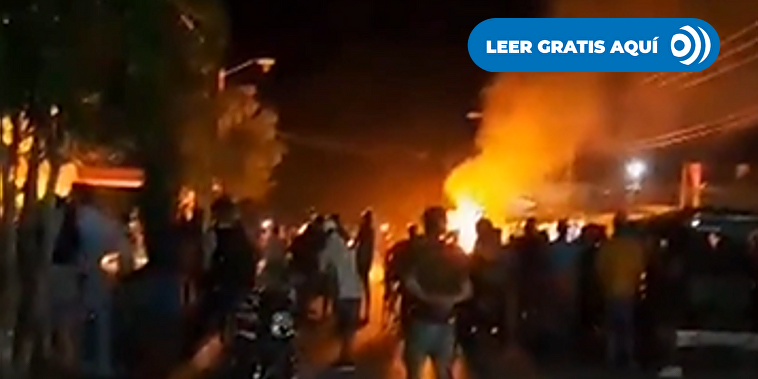 El pueblo cubano estalla contra la dictadura y asalta una sede del Partido Comunista