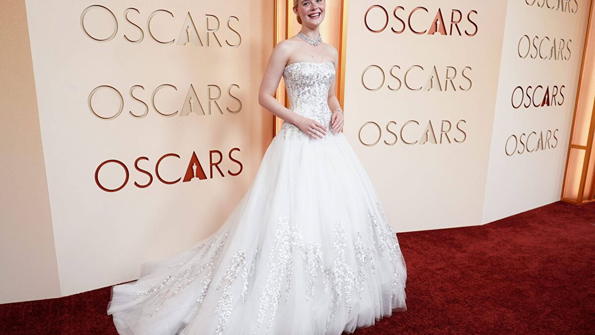 De Anne Hathaway a Demi Moore: Los mejores looks de la alfombra roja de los Oscars 2026