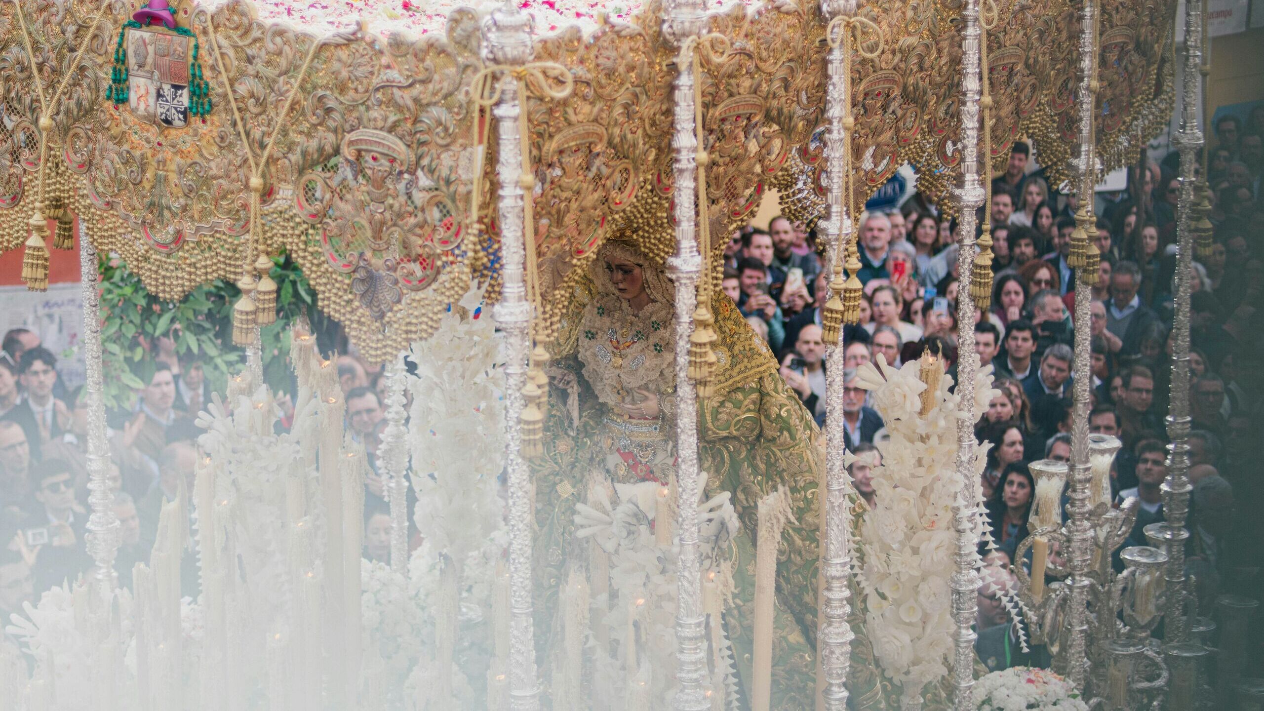 La Semana Santa de Sevilla se digitaliza: GPS para cofradías y semáforos de aforo