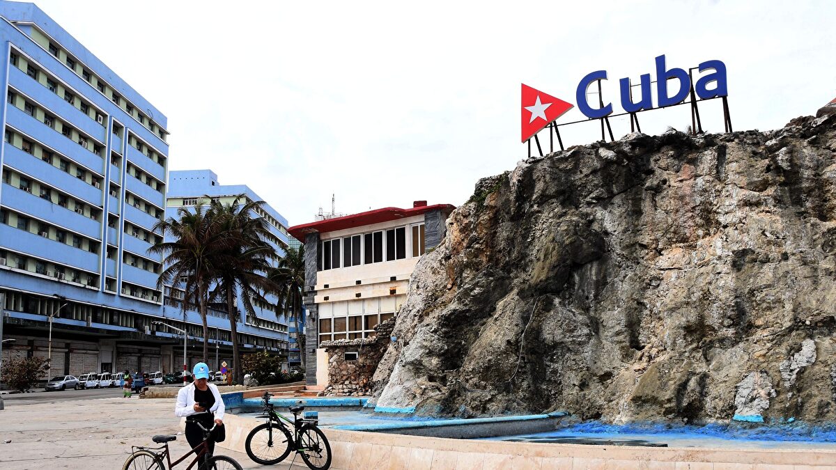 Pablo Iglesias y la izquierda radical fletan un convoy para dar oxígeno al castrismo