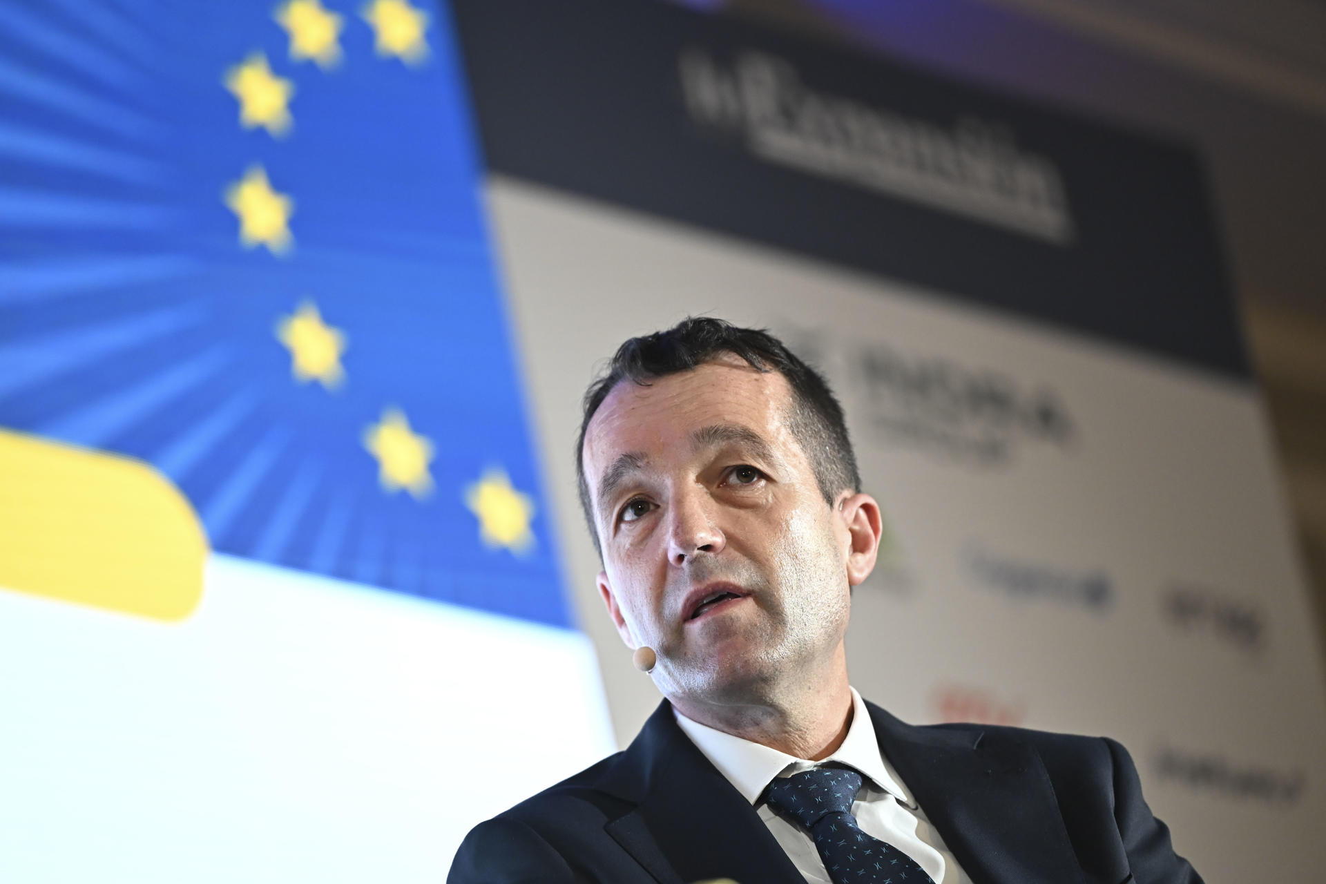 El Gobierno se cobra la cabeza de Ángel Escribano: "Ha cedido a las amenazas"