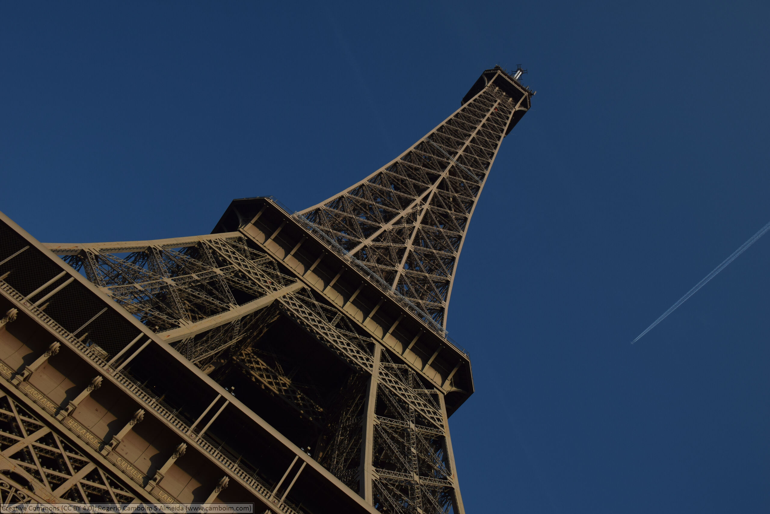 Subastan un tramo de la escalera original de la Torre Eiffel con un valor de salida de 50.000 euros