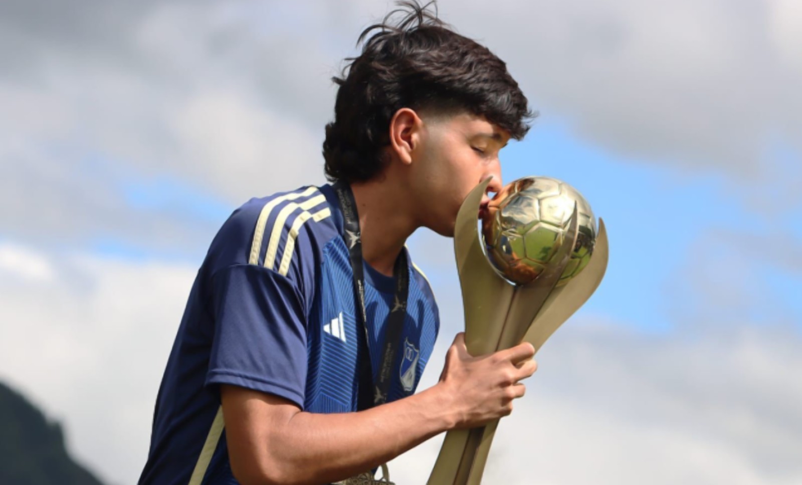 Tragedia en Colombia: muere un futbolista de 18 años tras sufrir un colapso en pleno partido