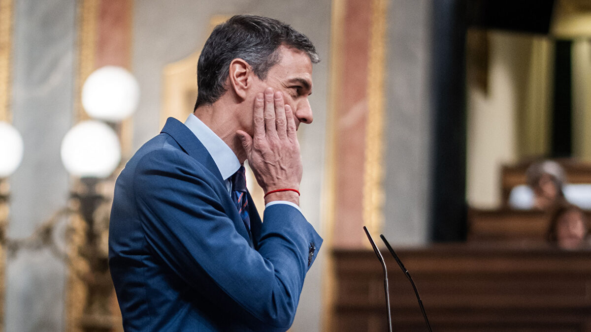 El editorial de Carlos Cuesta: La vergonzosa incoherencia de Sánchez con su  no a la guerra 