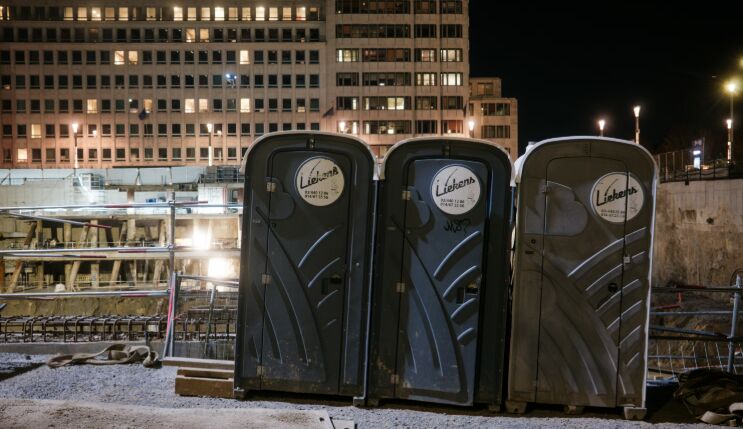 Detenido por agredir sexualmente a una joven dentro de un baño portátil en una zona de ocio de Valencia