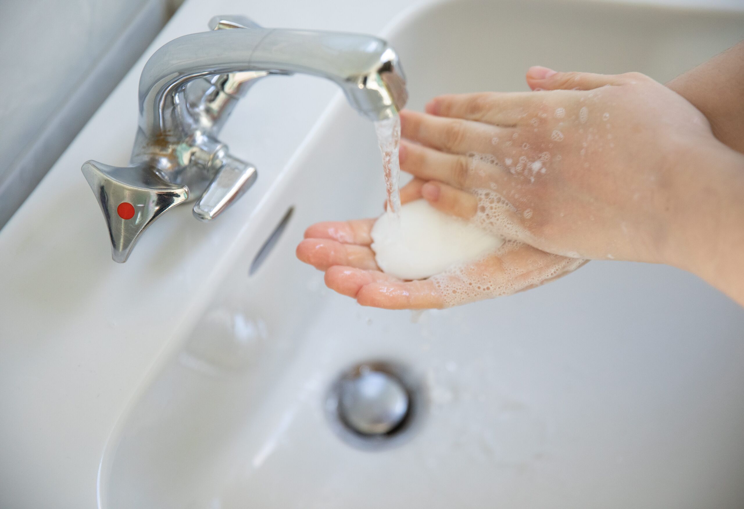 El milagro del jabón: la trampa perfecta que fulmina a los virus