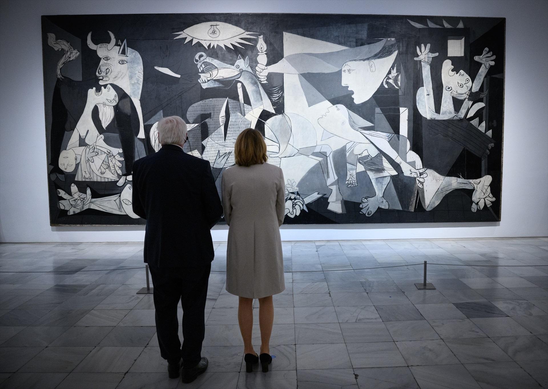 Otegi enarbola la paloma picassiana de la paz