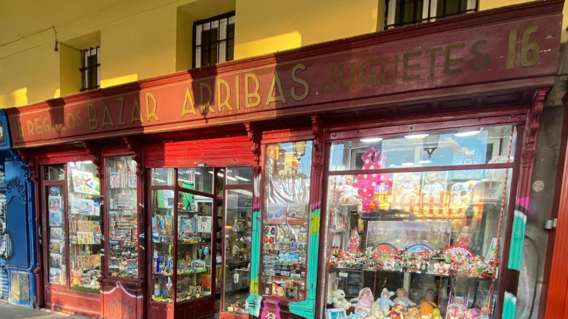 Cierra el histórico Bazar Arribas de la Plaza Mayor: "Habéis sido nuestra familia durante más de 100 años"