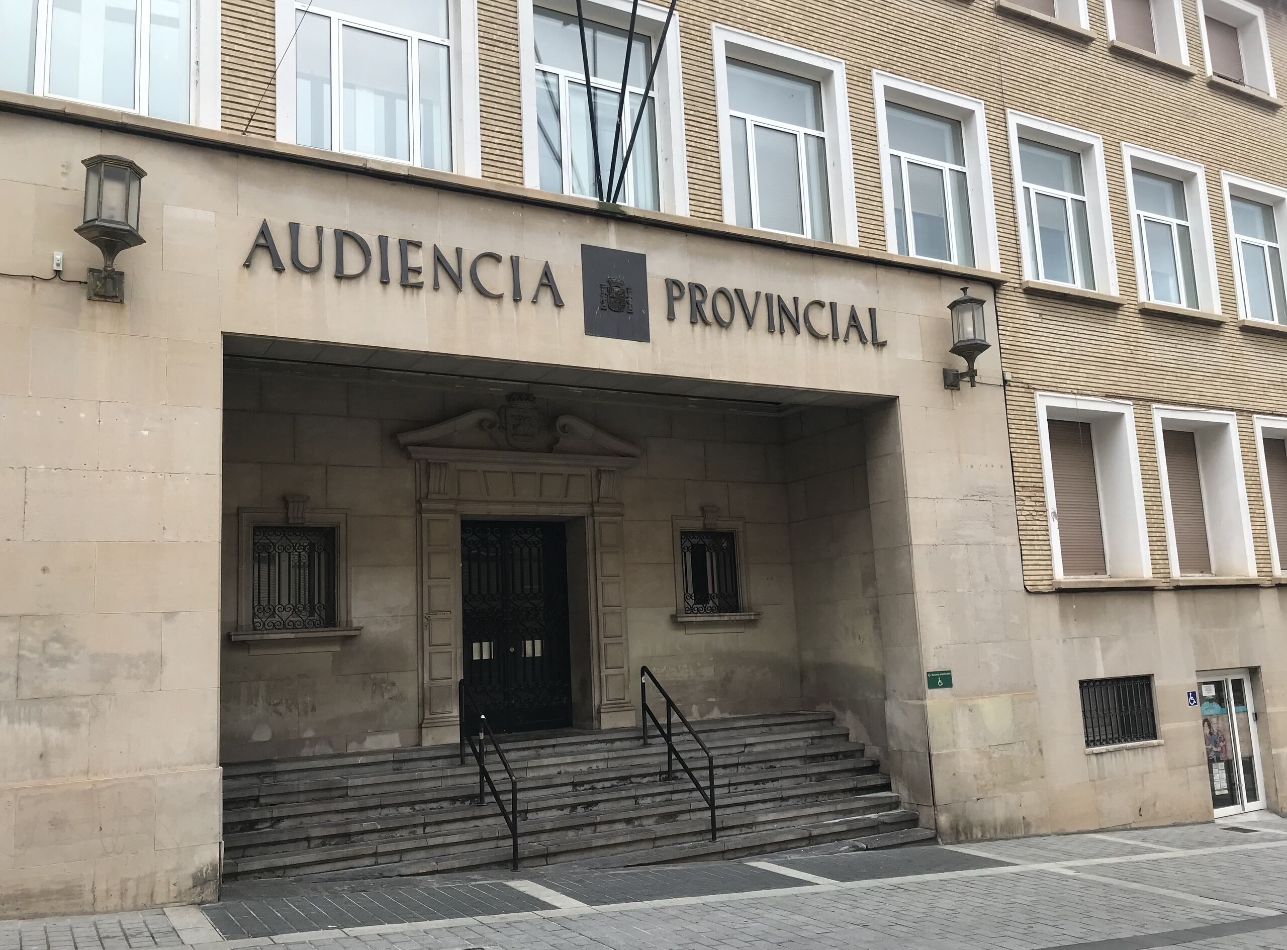 Un abogado en el turno de oficio consigue revocar una condena contra una mujer que incumplió su pena inicial