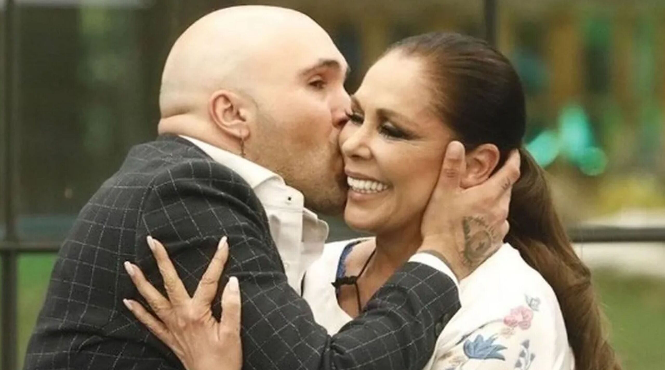 Crónica Rosa: "Es horrible": la Crónica Rosa reacciona a la infame canción de Kiko Rivera sobre su madre