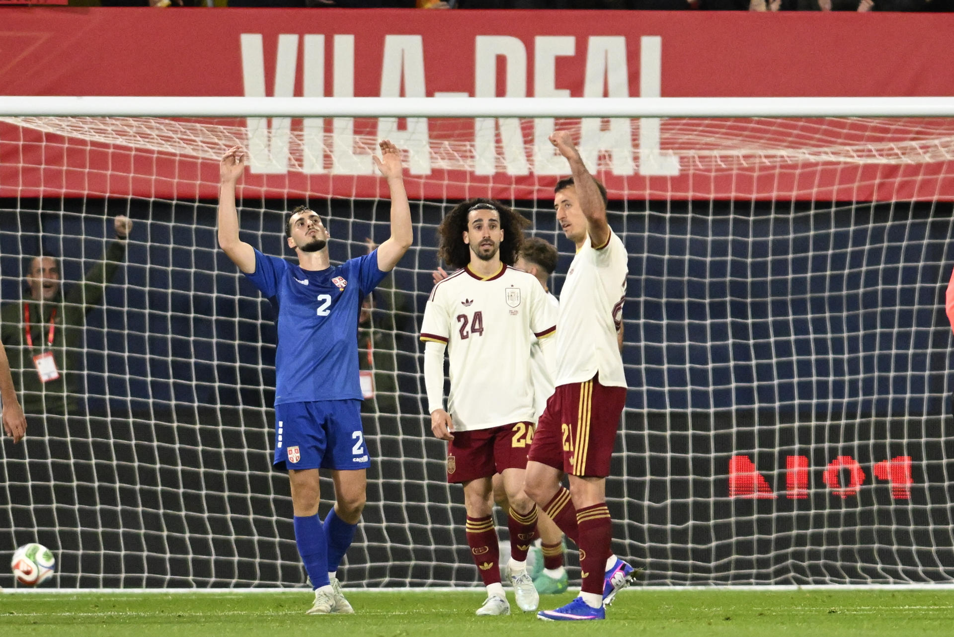 España golea a Serbia con un doblete de Oyarzabal y el debut soñado de Víctor Muñoz