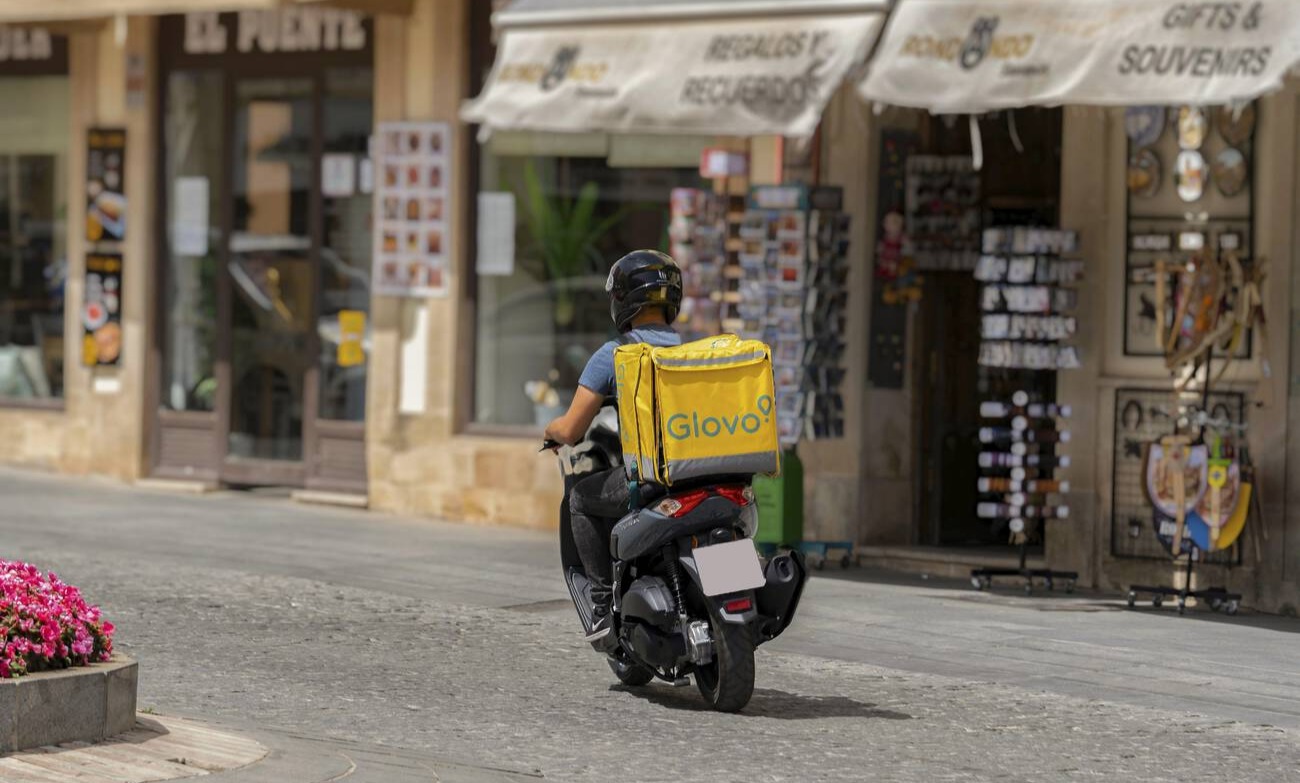 Los repartidores estallan contra la Ley Rider de Yolanda Díaz: quiere "matar al delivery"