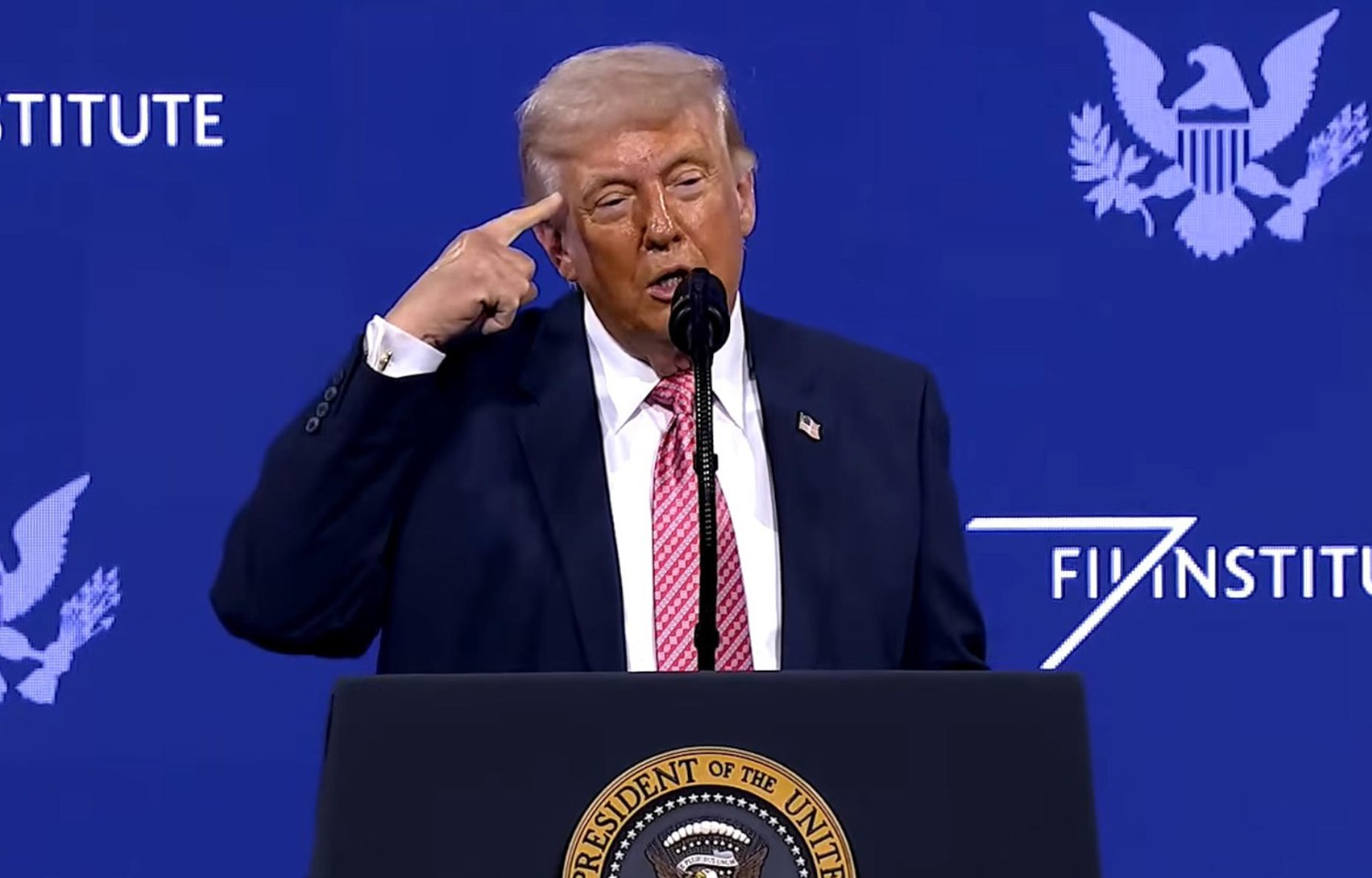 Trump llama "estrecho de Trump" al estrecho de Ormuz y dice que "Cuba es el siguiente"