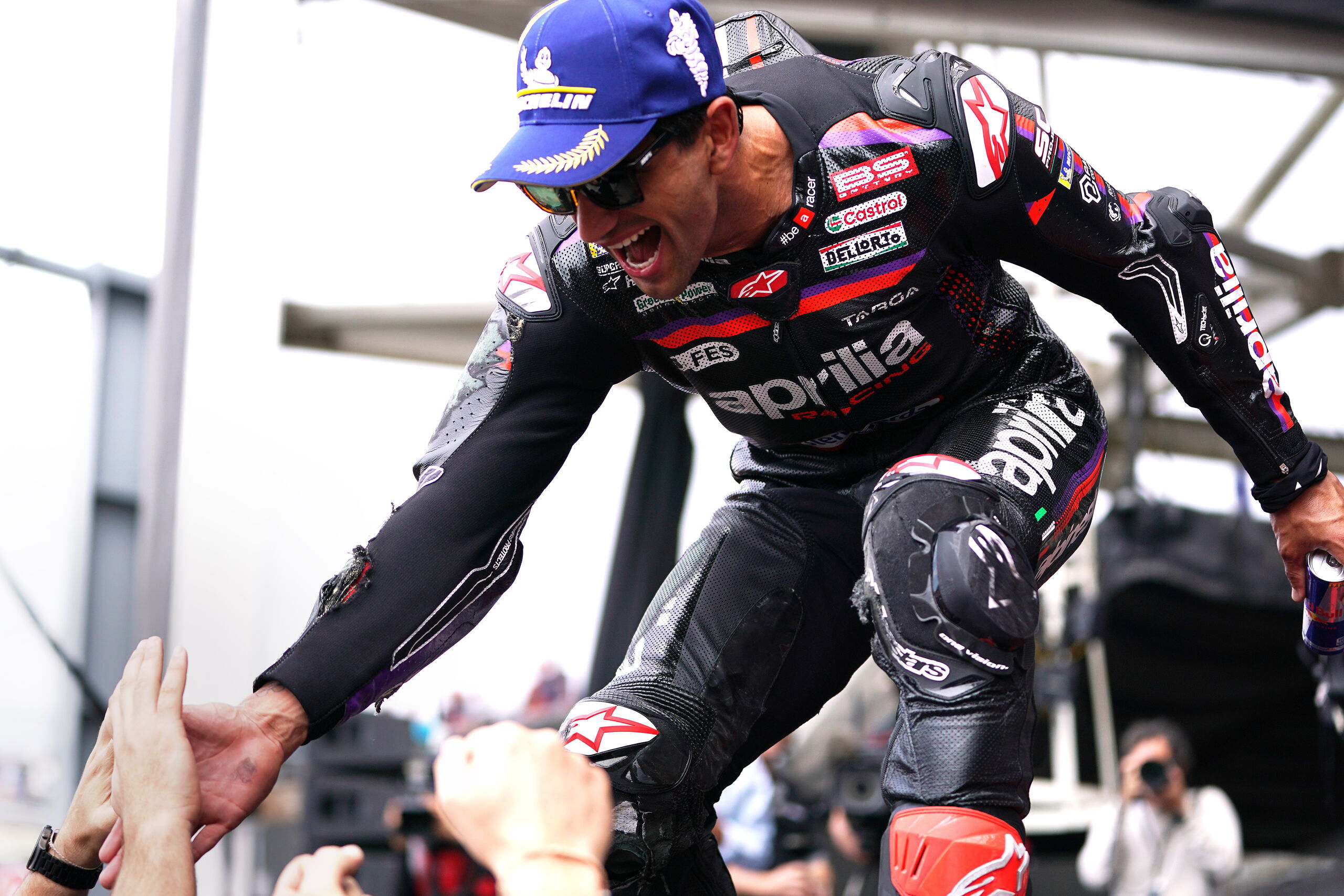 Marco Bezzecchi vuelve a arrasar en una cita en la que Marc Márquez firma una extraordinaria remontada