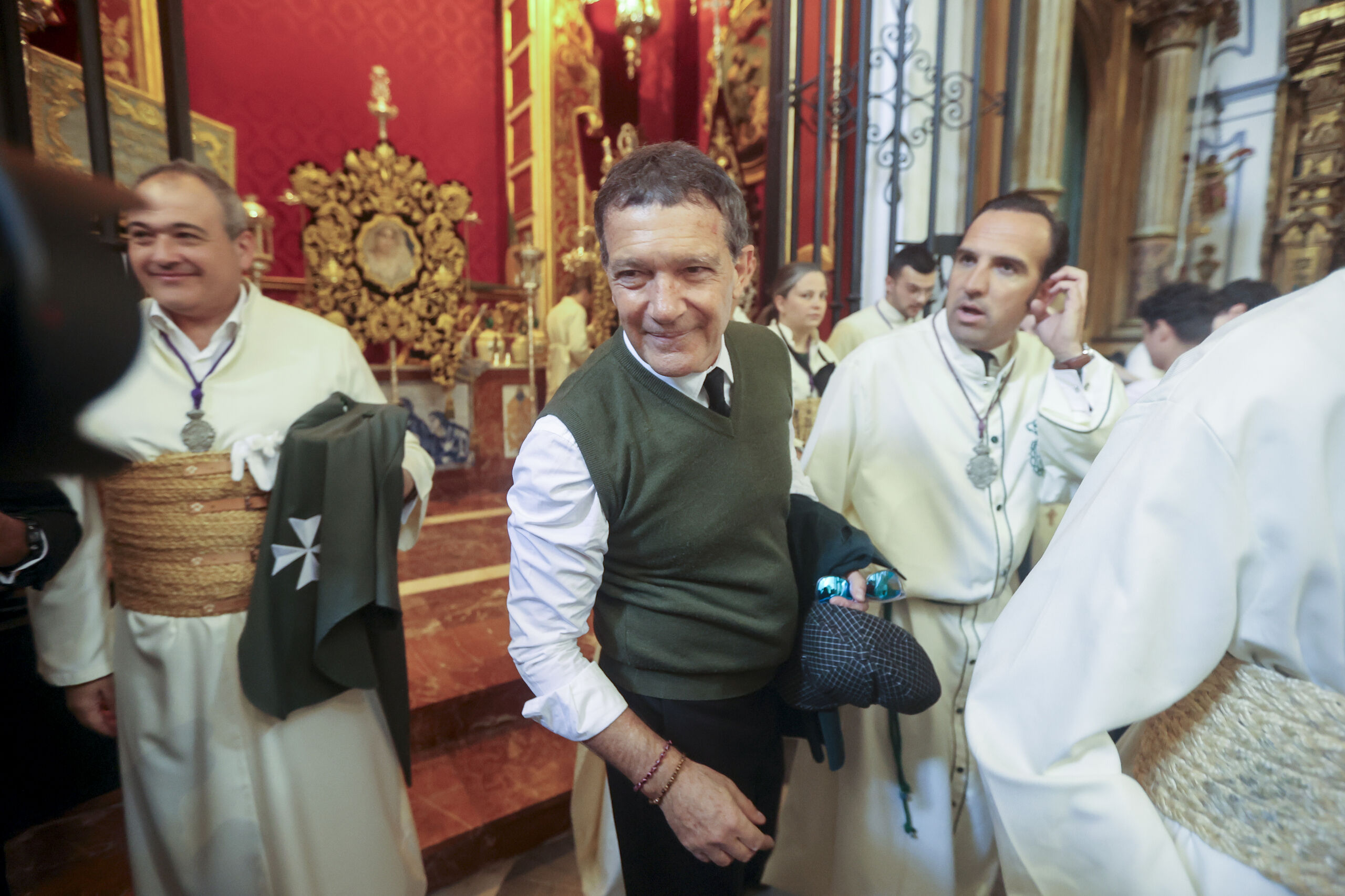 Antonio Banderas cumple con su cita con la Semana Santa de Málaga acompañado de su familia