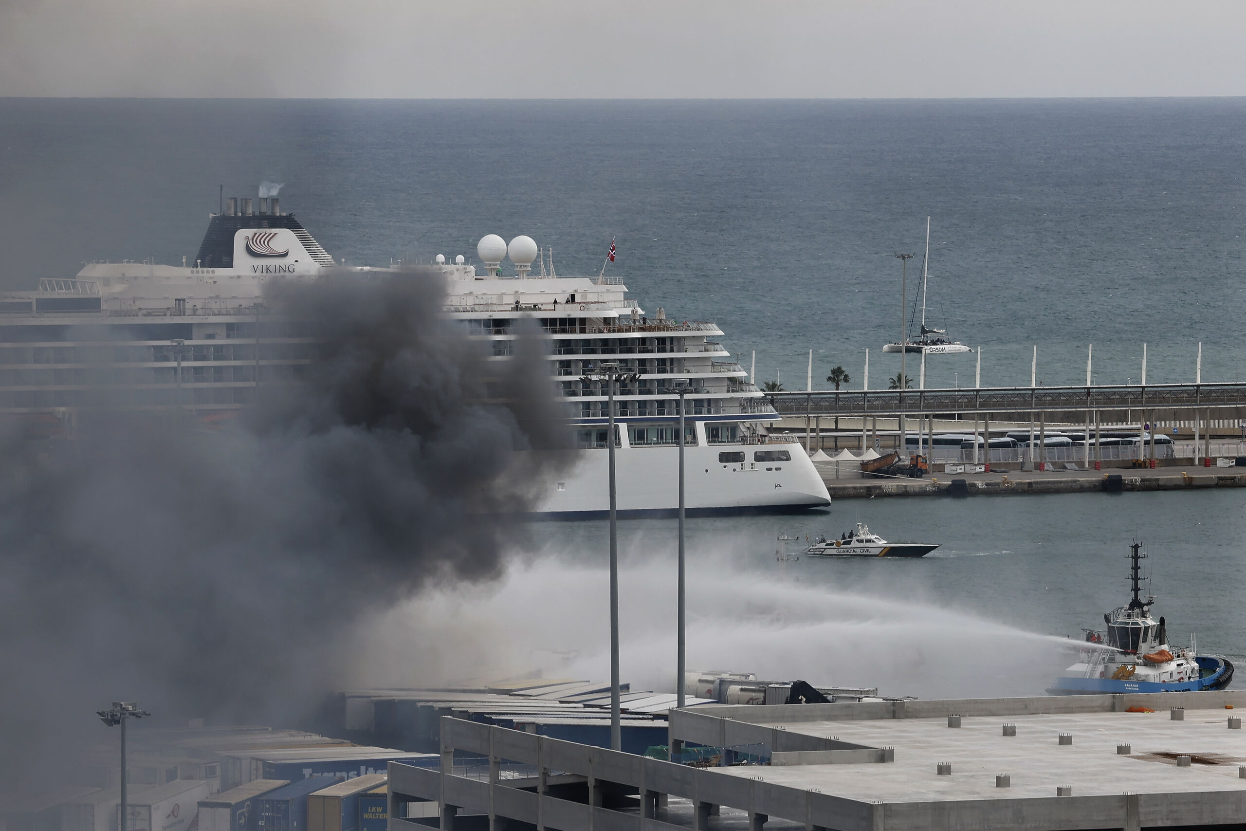 Incendio en el puerto de Barcelona: alucinante columna de humo