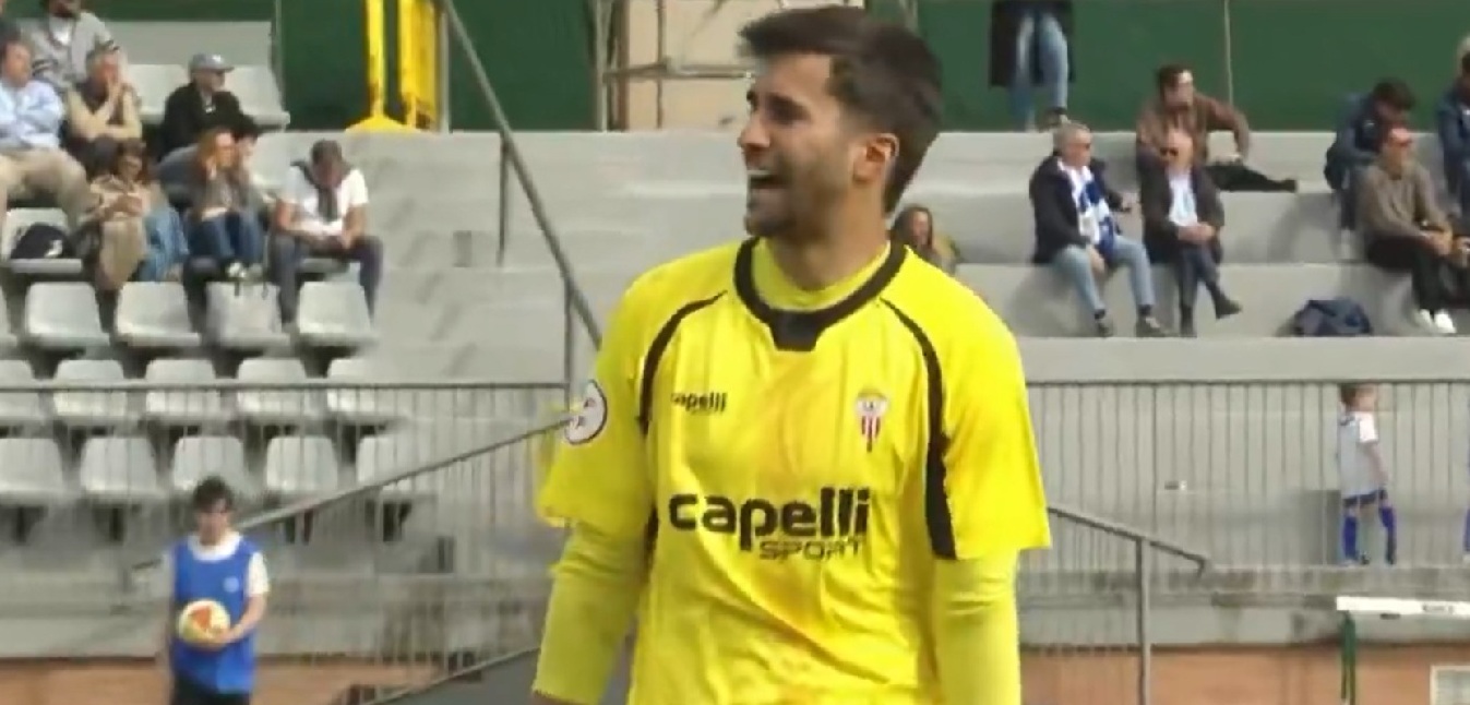 La viral respuesta del portero del Algeciras a la afición del Europa: "Sois españoles y os vais a morir siéndolo"