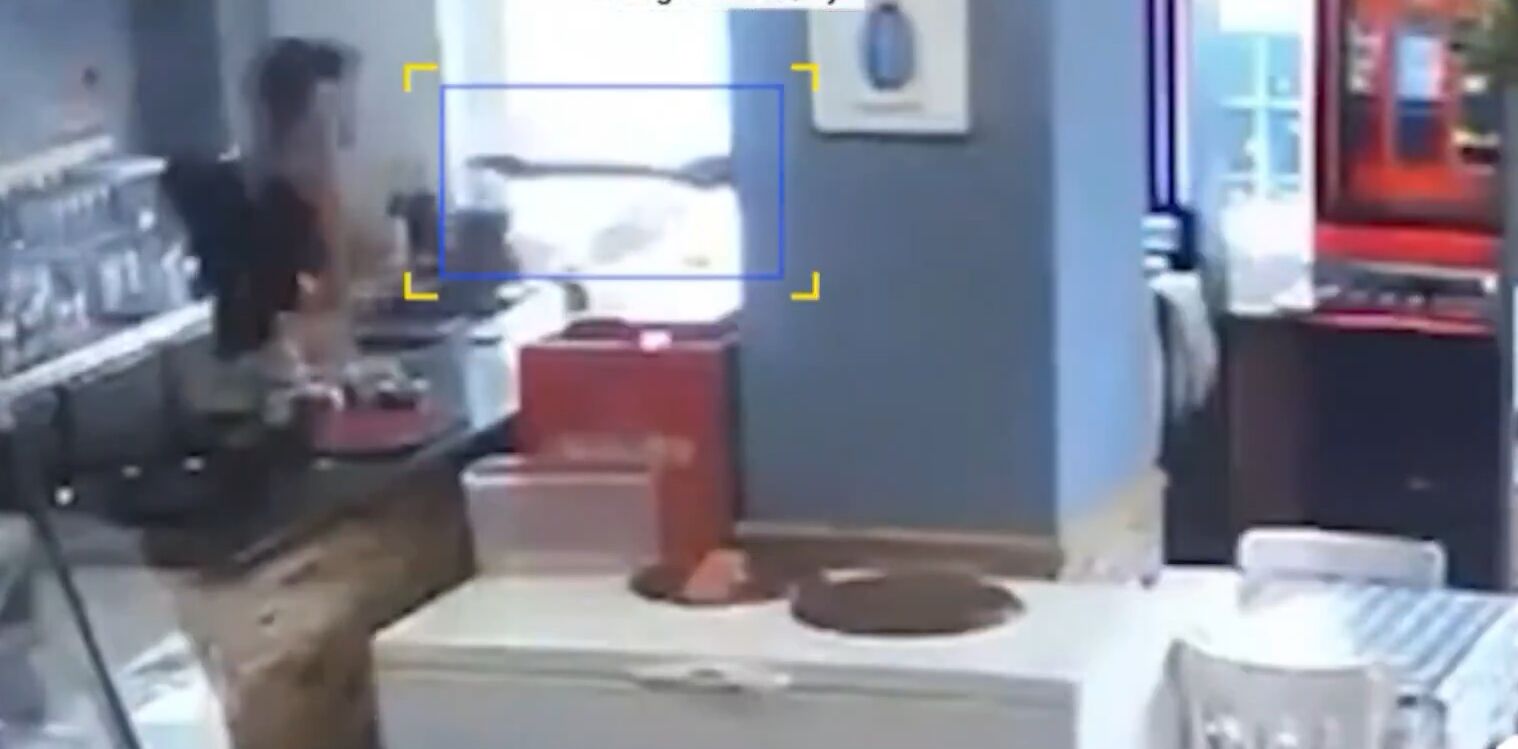 Surrealismo en Mijas: un atraco con un enorme machete termina en burlas y sin botín al pensar que era una broma