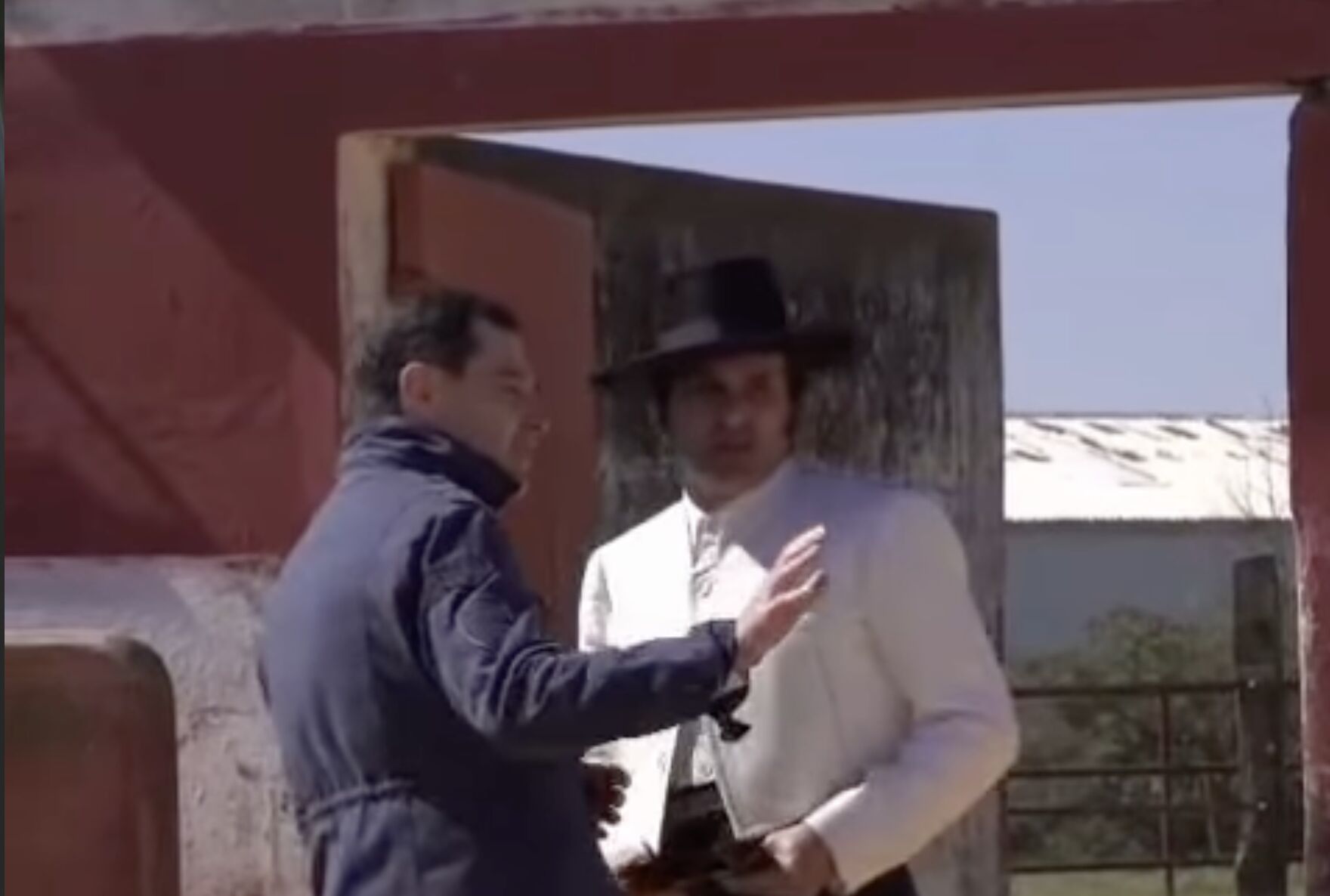 Juanma Moreno aprende a tentar con Morante en Miura: "Orgulloso de nuestras tradiciones"