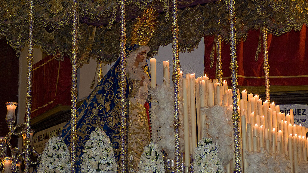 La historia detrás del grito "Al cielo con ella" y otros mitos de la Semana Santa
