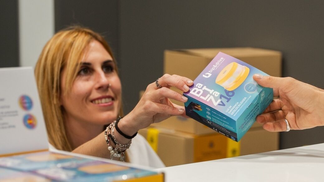 El Congreso vendió más de 100 balizas V16 que ya no están homologadas por la DGT