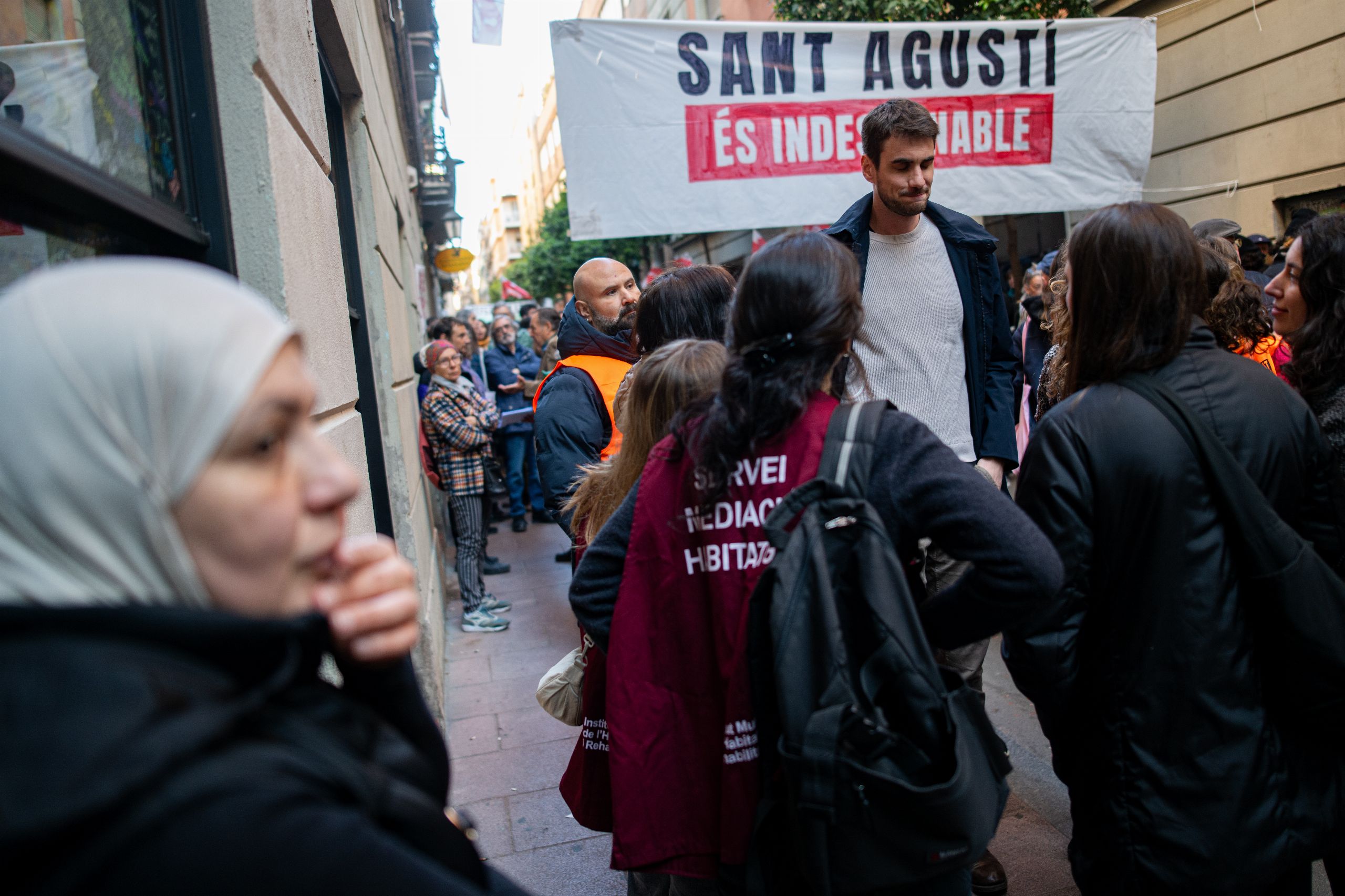 Illa encuentra un nuevo chivo expiatorio en Cataluña y declara la guerra al 'coliving'