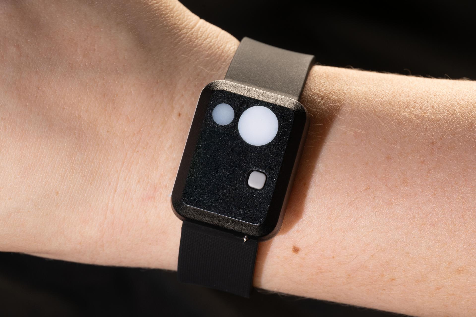 Así es el reloj inteligente de la NASA que vigilará el sueño de los astronautas de Artemis mientras orbitan la Luna