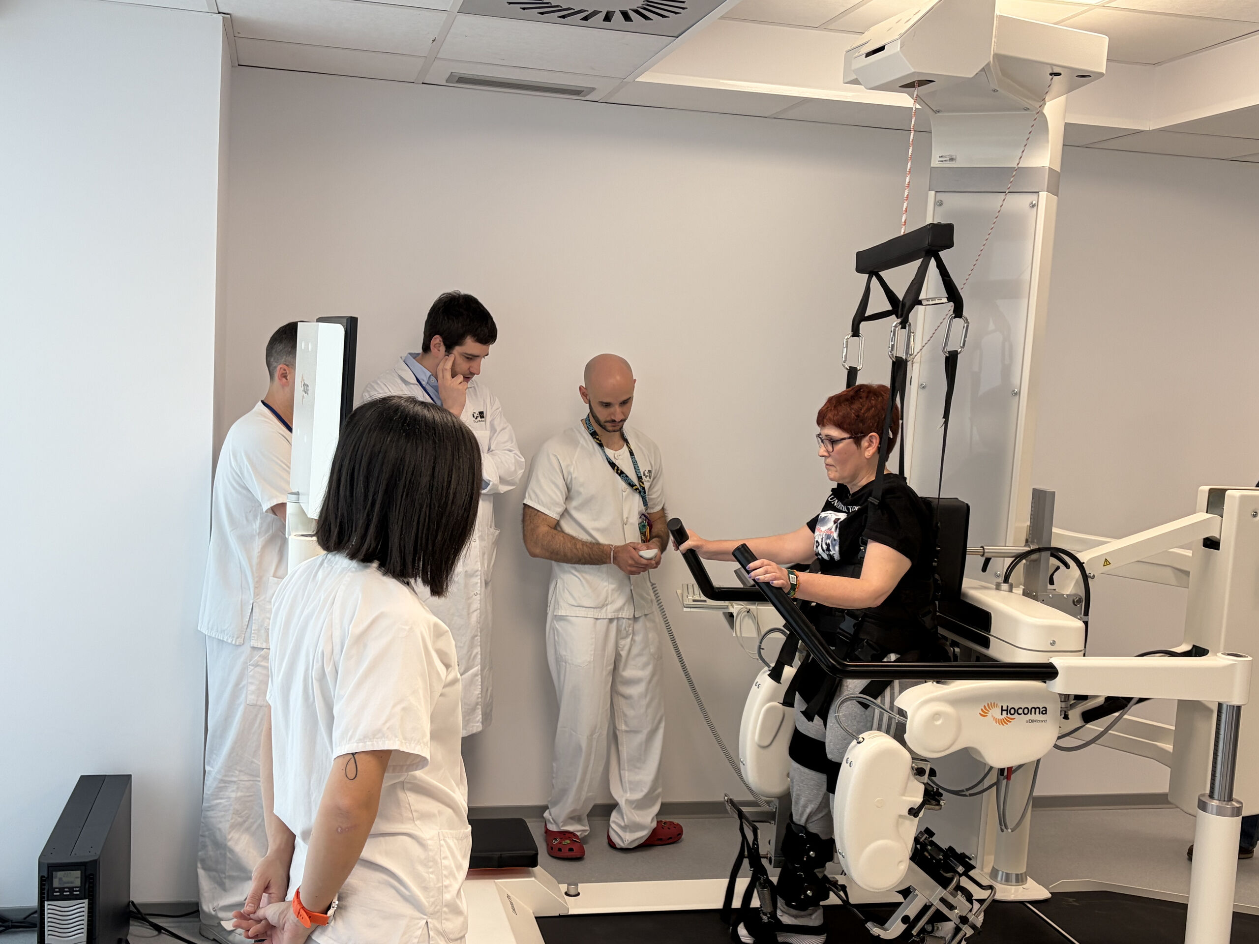 La sanidad madrileña vuelve a ser pionera: introduce el primer exoesqueleto robótico del mundo para la ELA