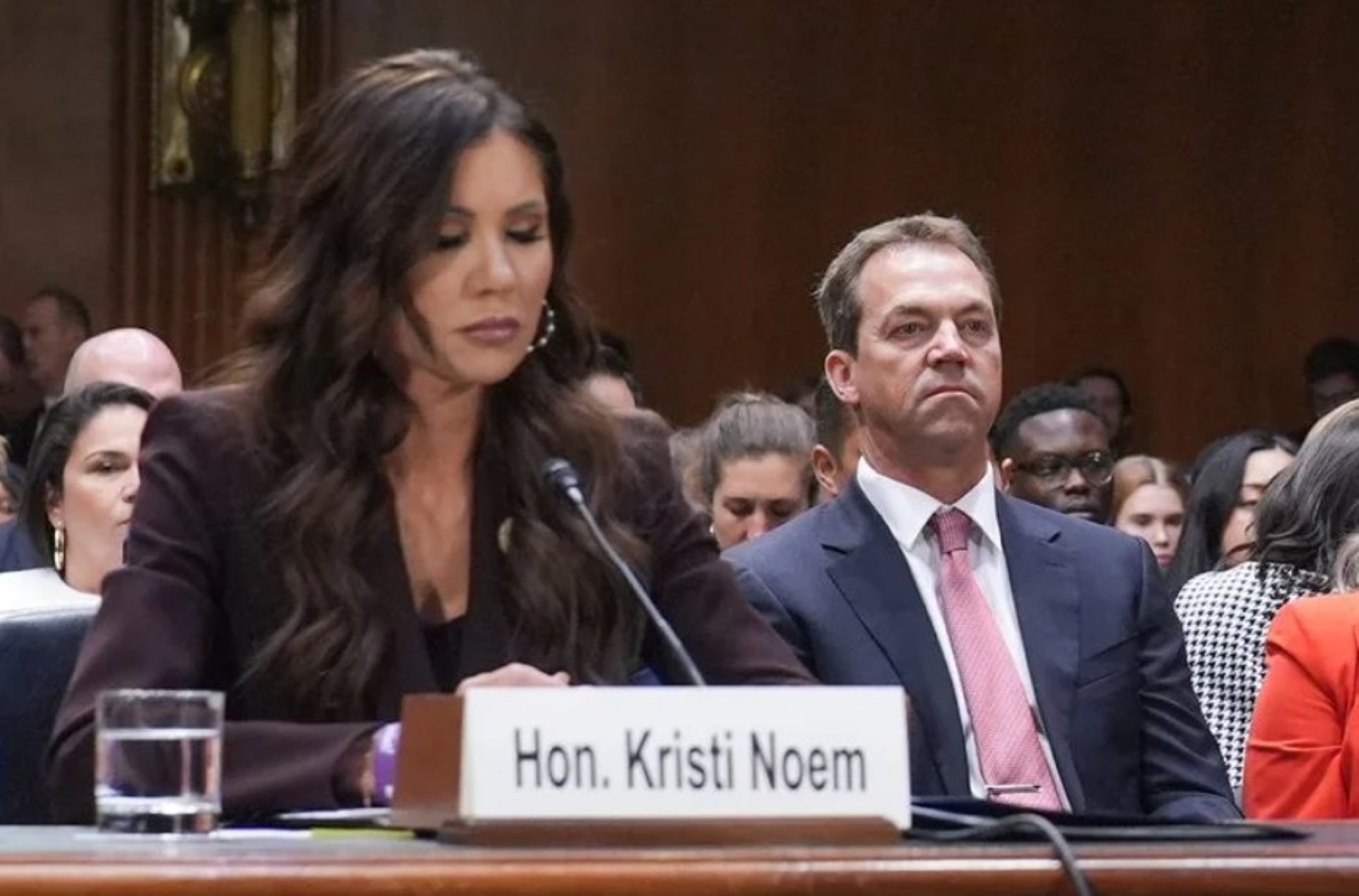 La doble vida del marido de Kristi Noem, exsecretaria de Seguridad de Trump: travestido, chats sexuales con mujeres...